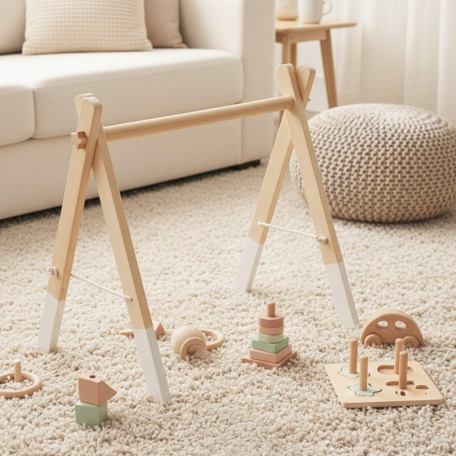 Foldbart babygym i naturtræ fra Bejoline med tom ophængsstang