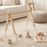 Foldbart babygym i naturtræ fra Bejoline med tom ophængsstang